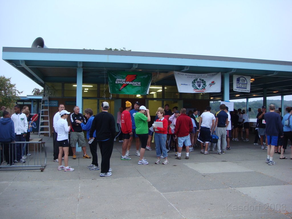 001 Kensington Run [2008 Sept 27].JPG - Crowd getting bibs and chips.